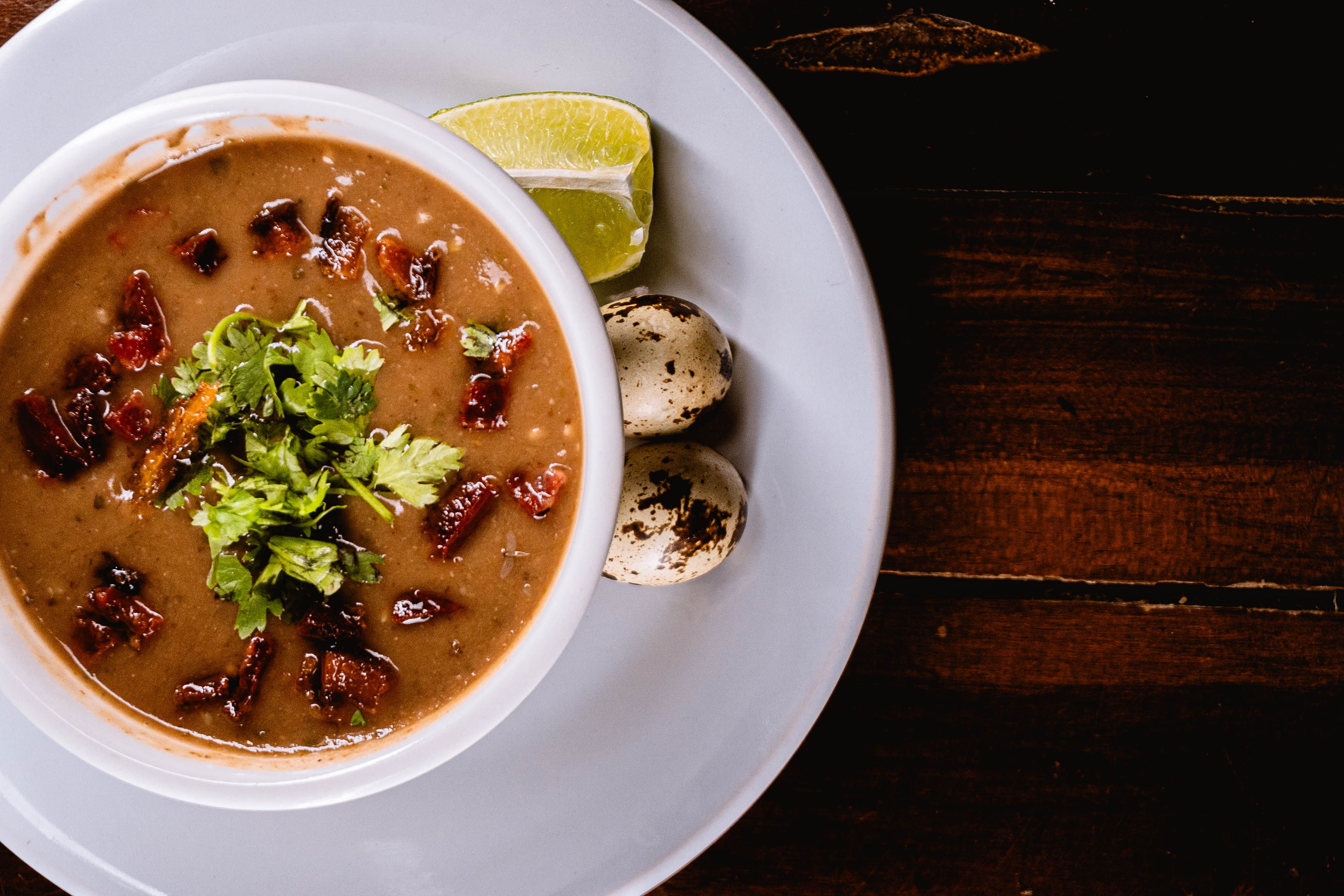 Mexikanische Hähnchen-Schwarze-Bohnen-Limetten-Suppe