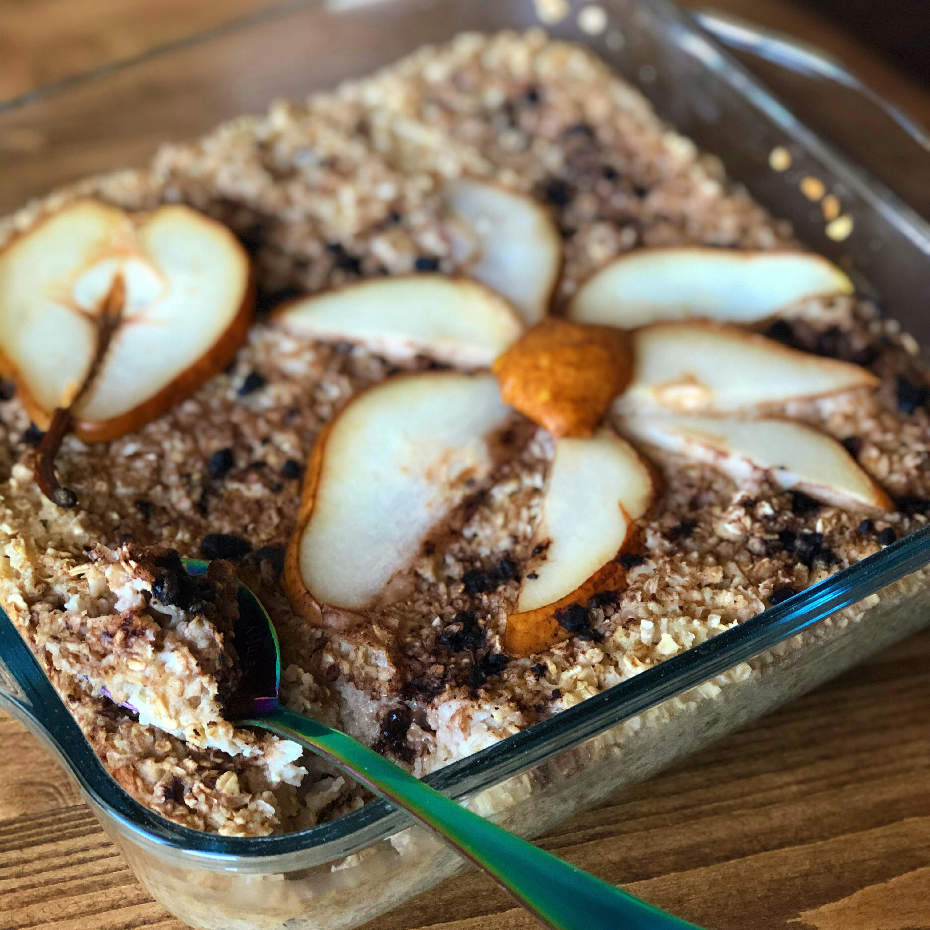 Crumble francês de pera, amêndoa e aveia