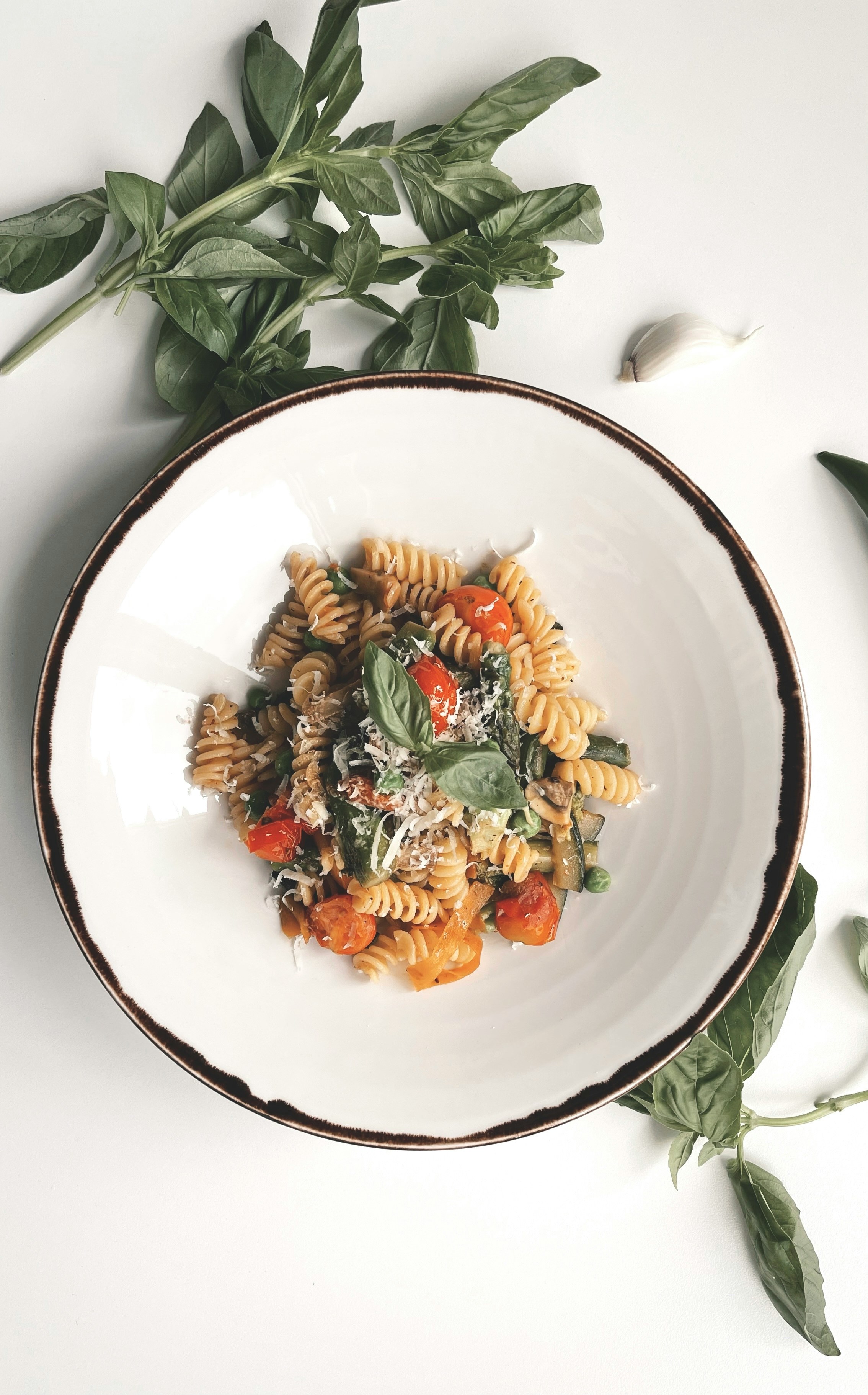 Italienische Pasta mit gerösteter Paprika und weißen Bohnen