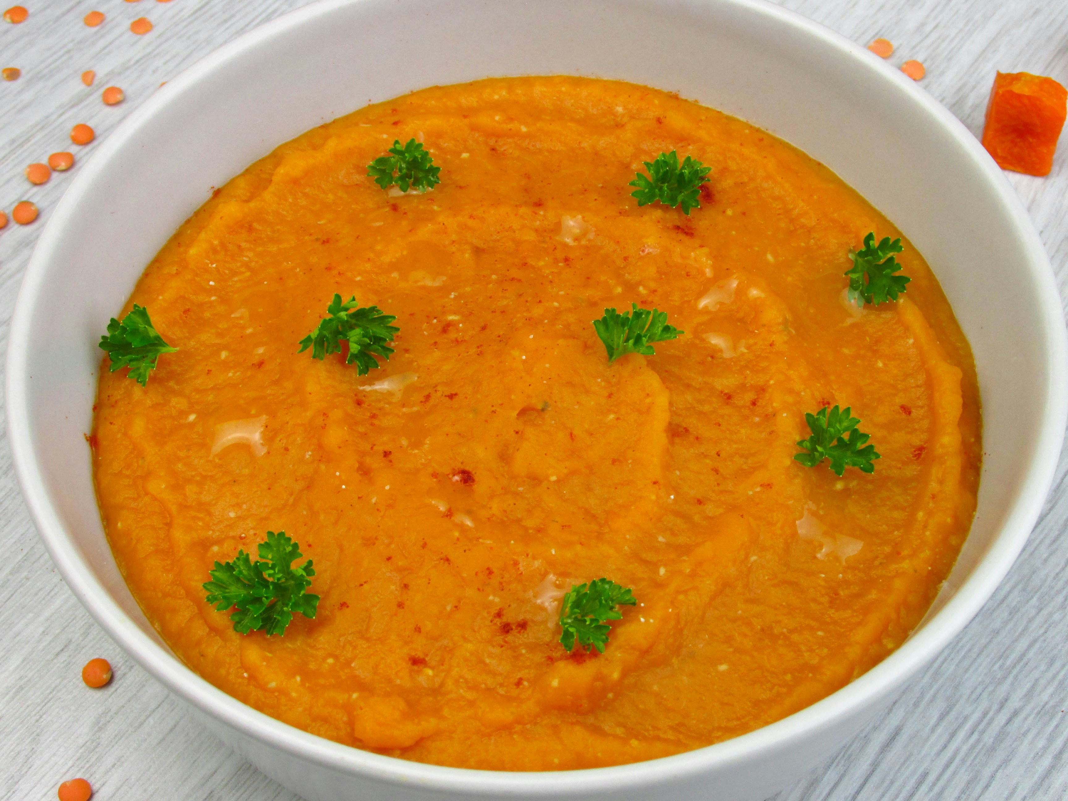 Türkische rote Linsen-Bulgur-Suppe