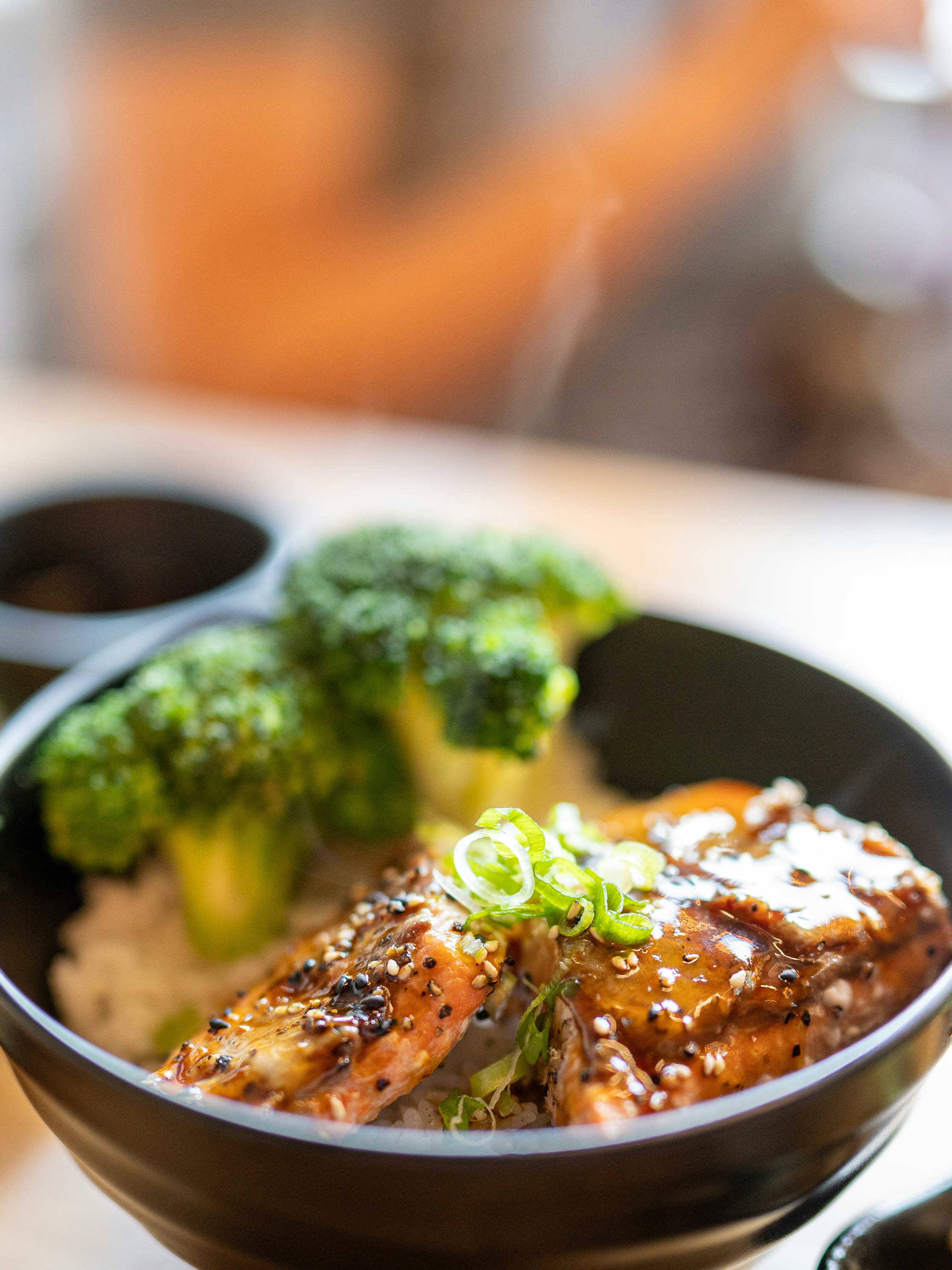 Japanische Tofu-Brokkoli-Bowls mit Miso und Ingwer