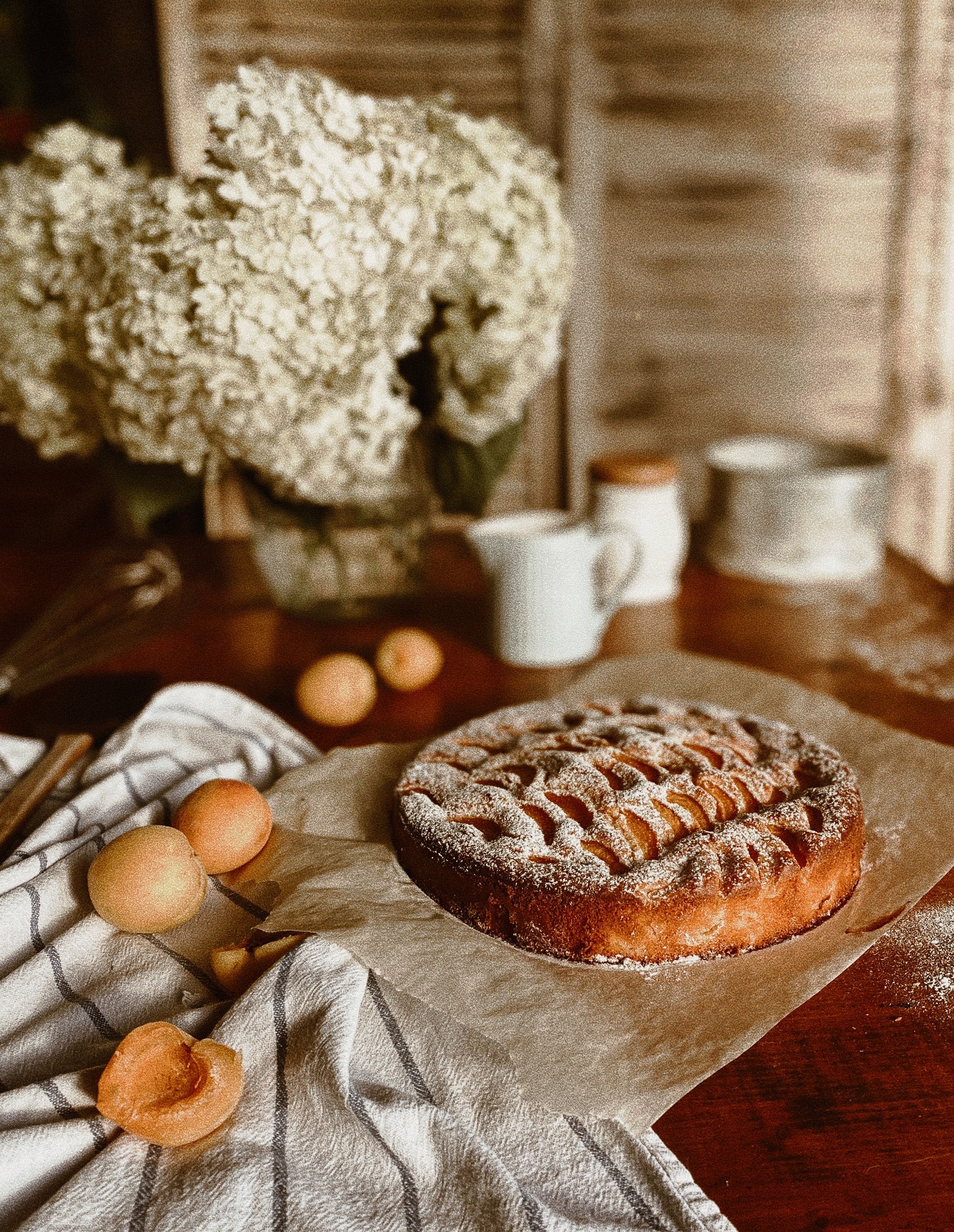 Crostata francese di albicocche, mandorle e yogurt