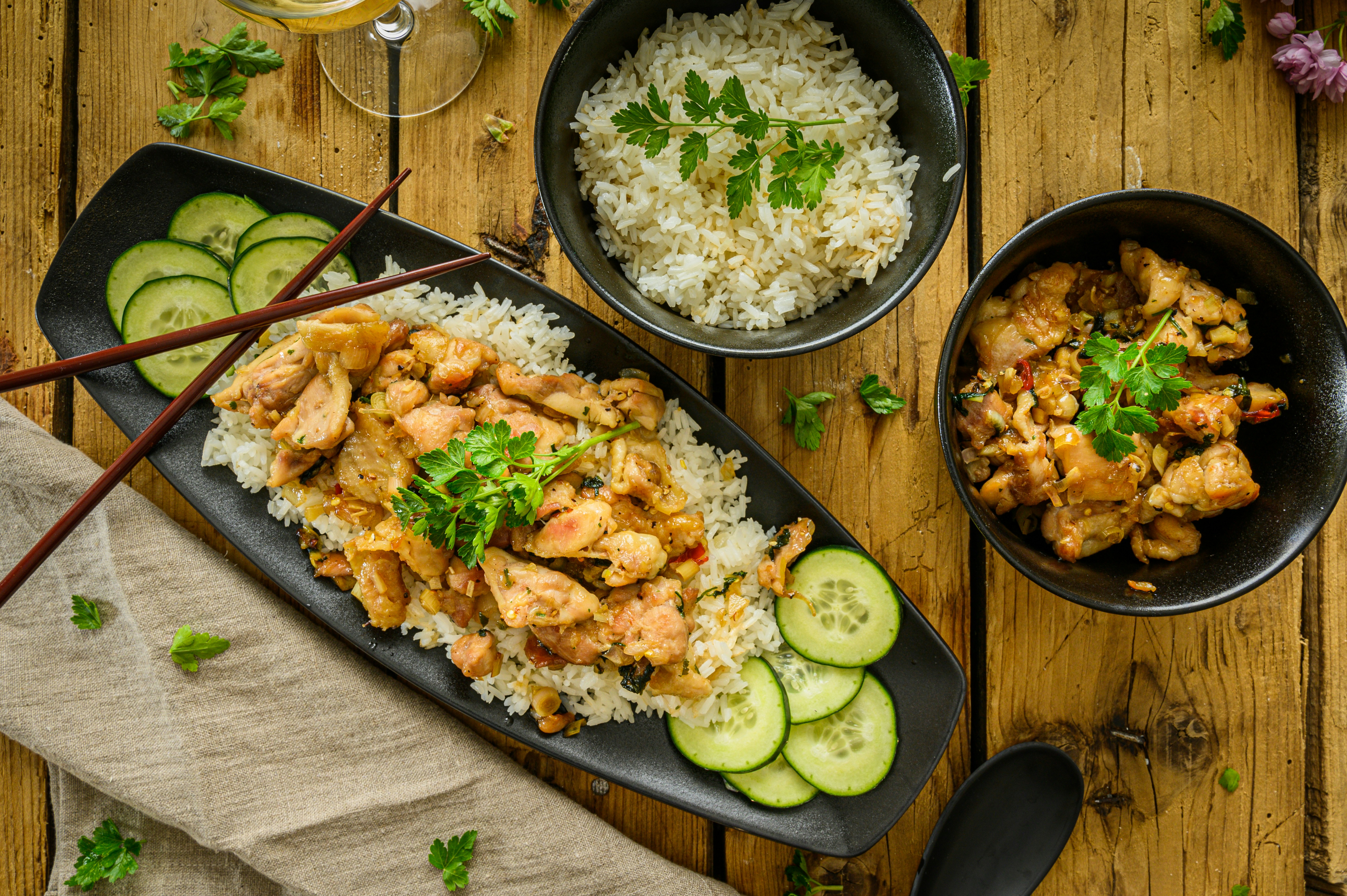 أوعية أرز يابانية بالدجاج والزنجبيل
