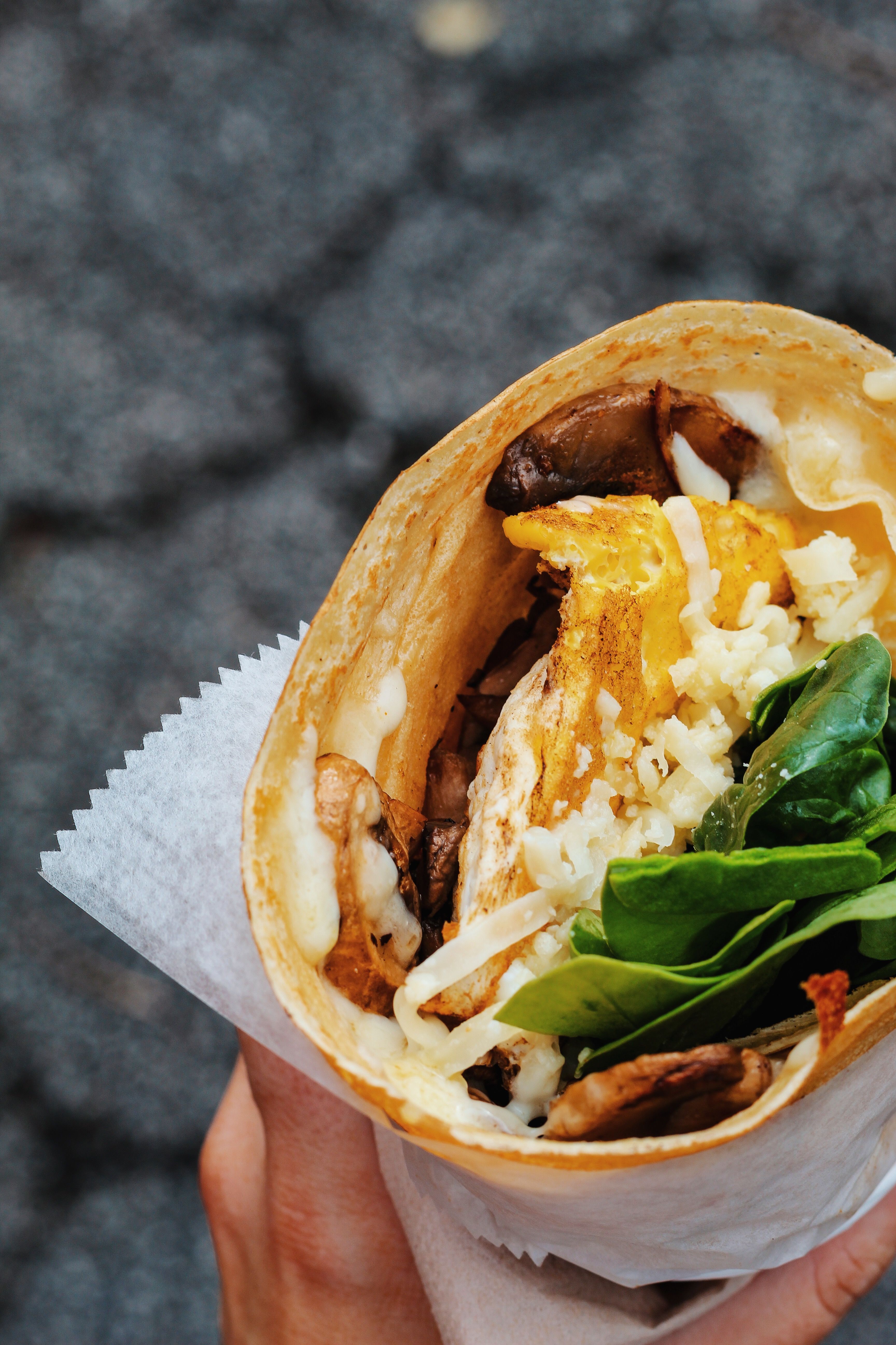 Crêpes françaises œufs, épinards et champignons