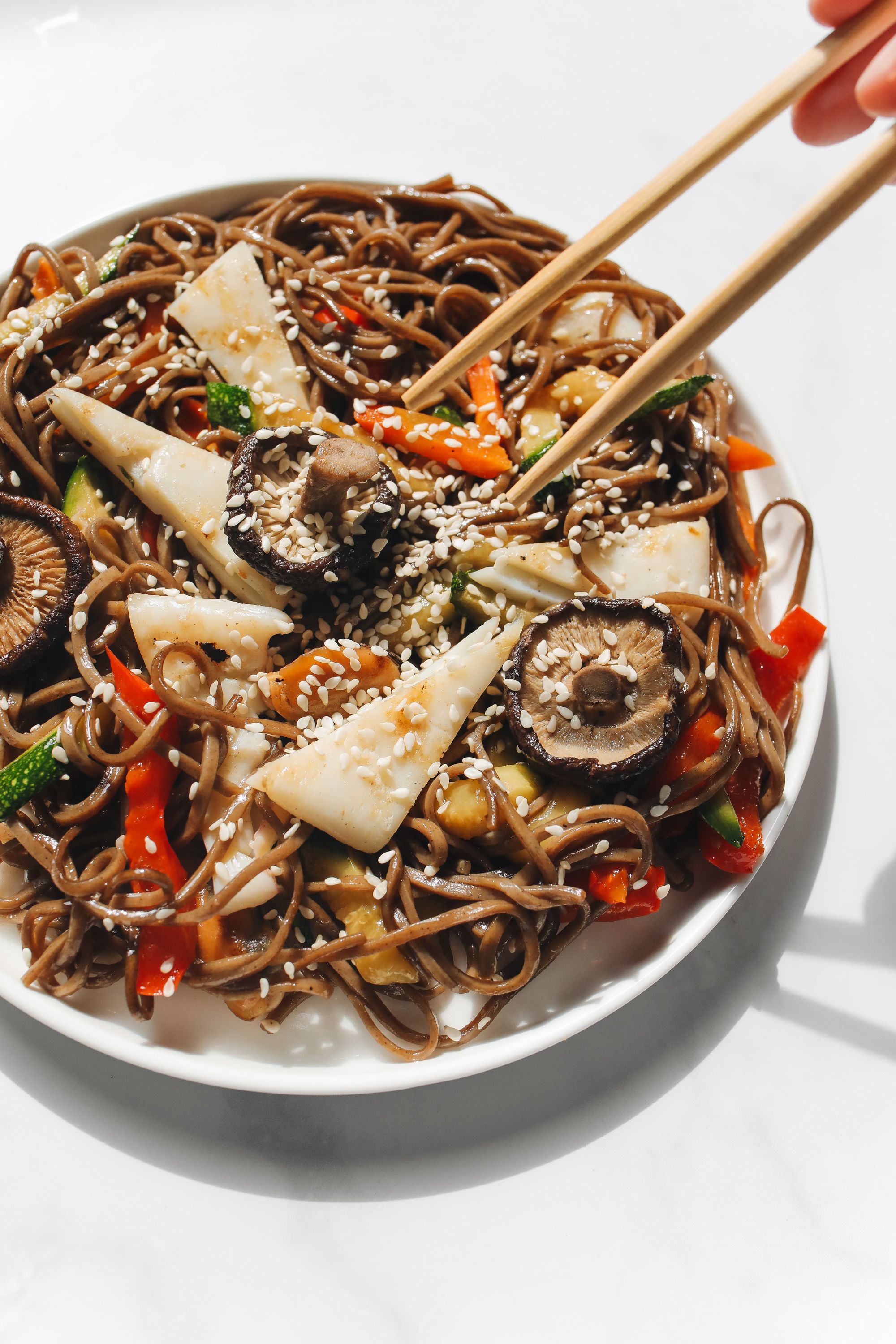 Japanische Soba-Bowls mit Sesam, Pilzen und Tofu