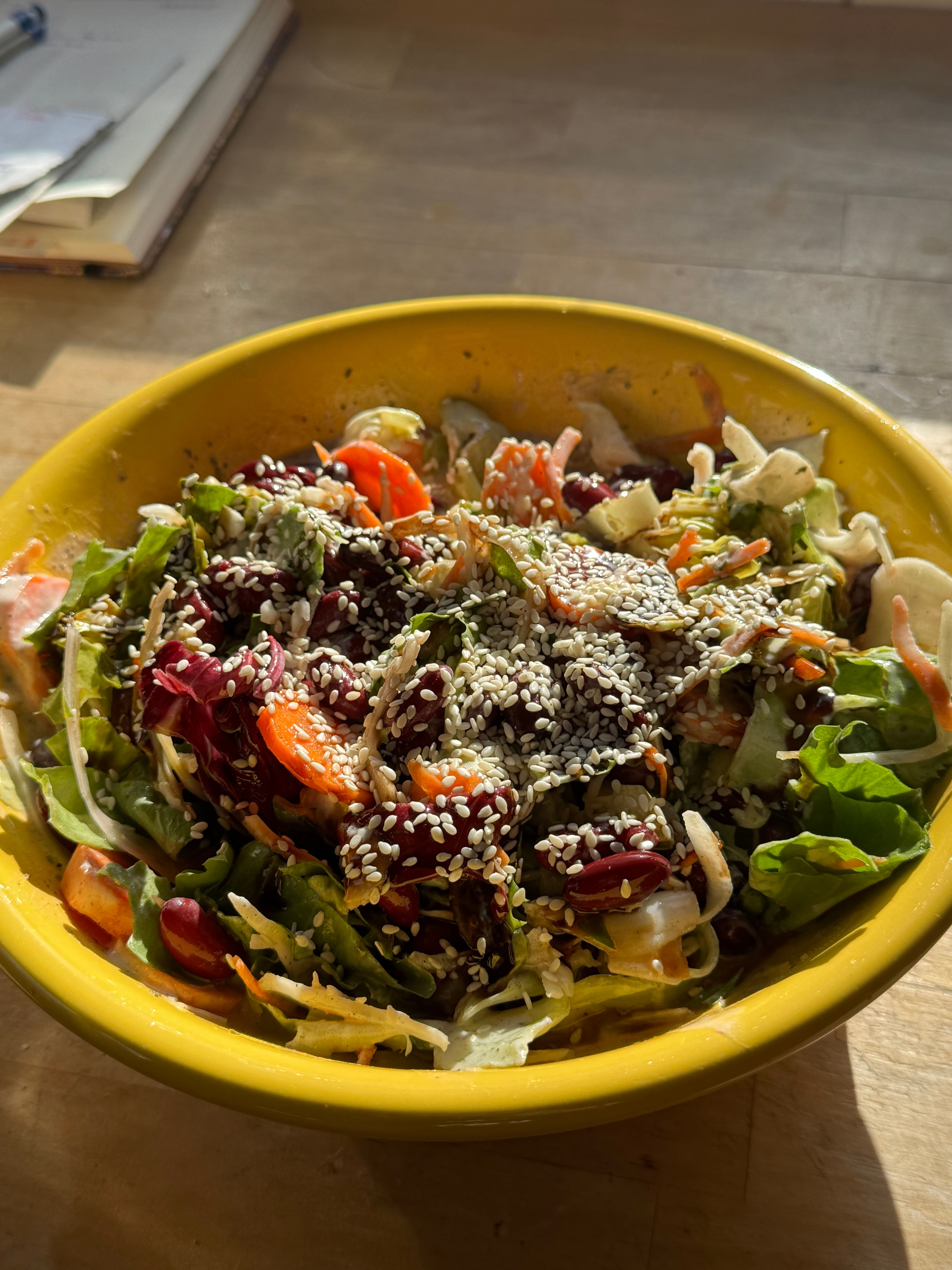 Insalata giapponese di cavolo, mela e sesamo