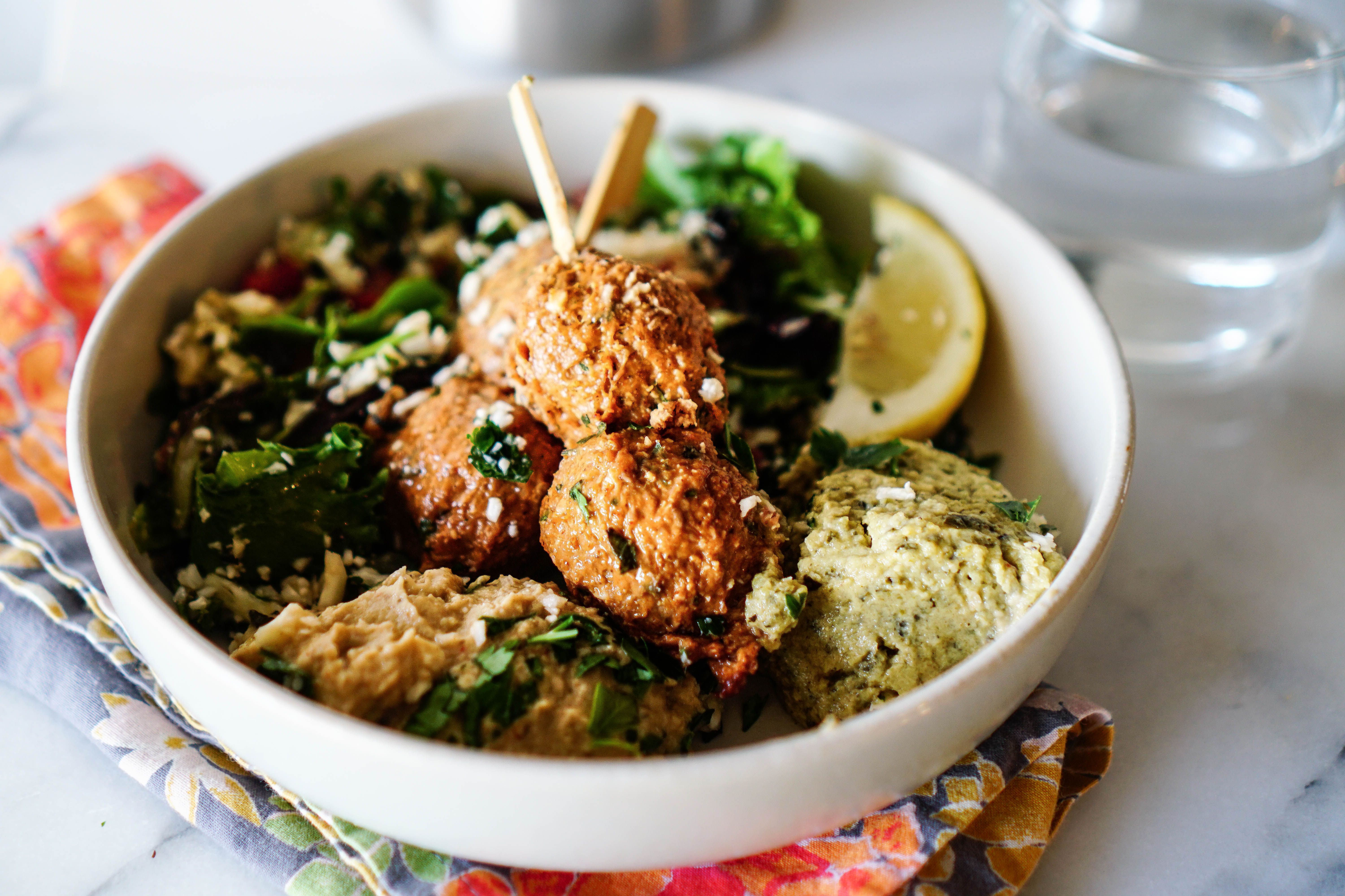 Bowl mediterranee con falafel al forno