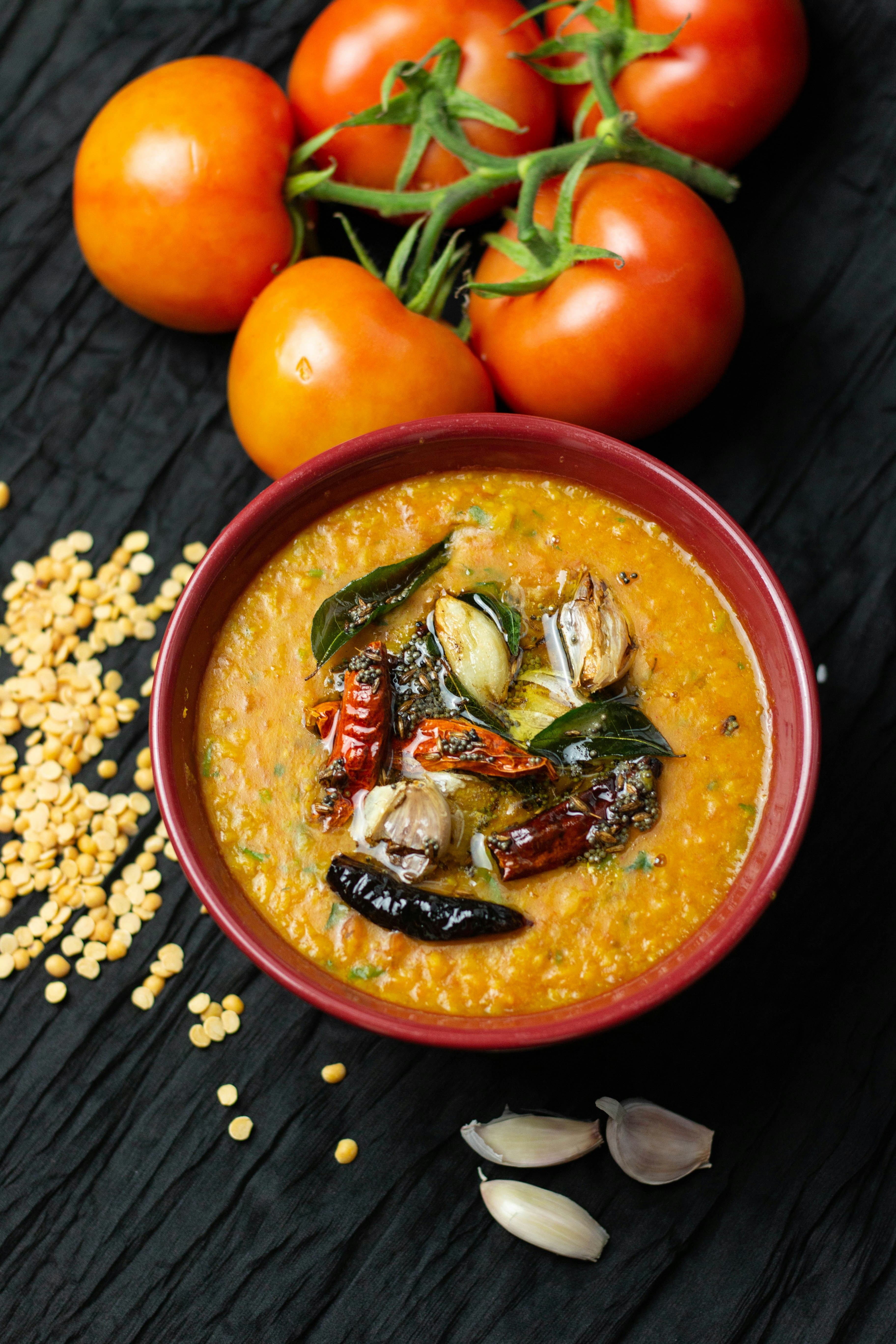 Zuppa indiana di lenticchie, pomodoro e spinaci