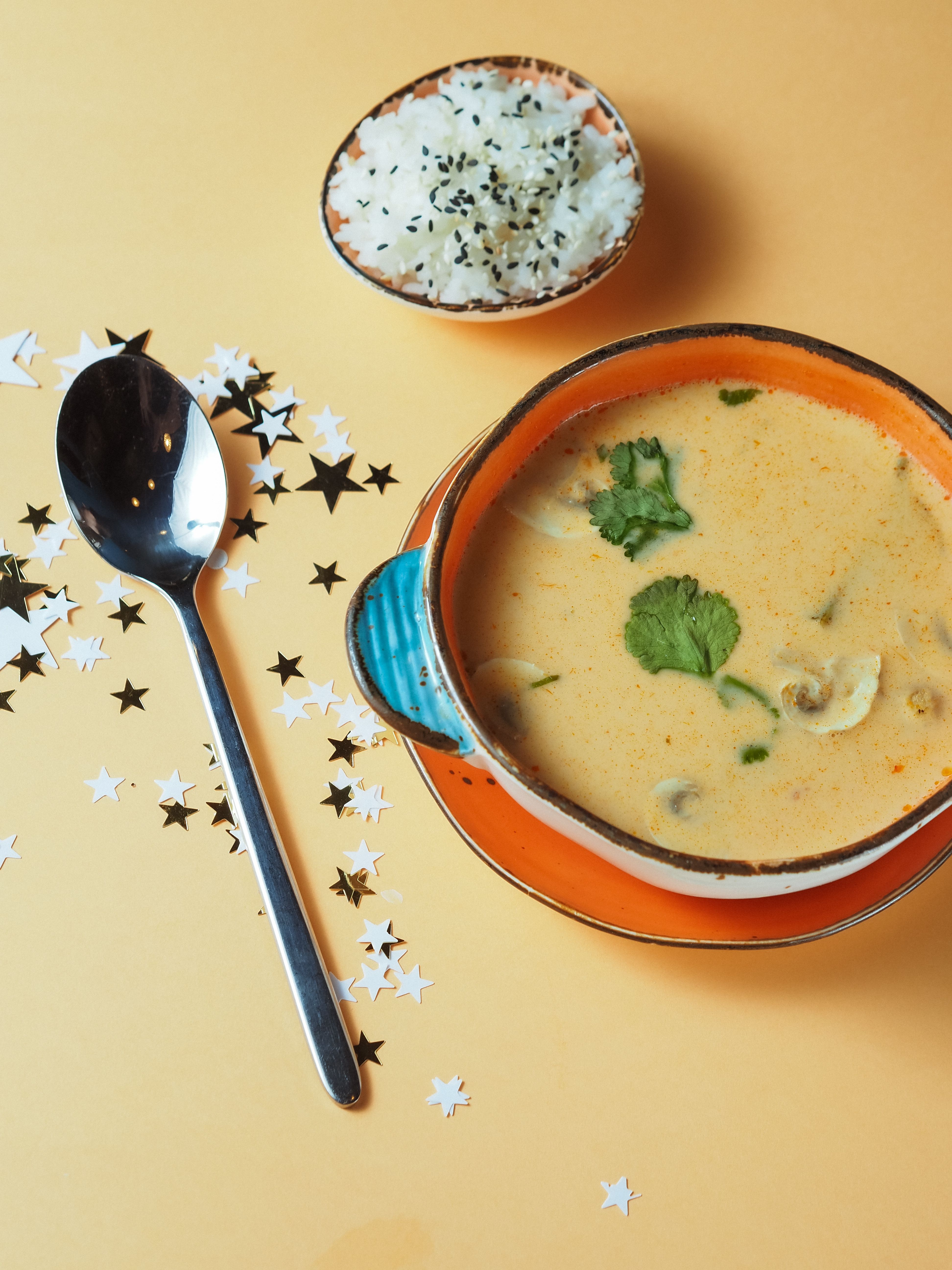 Soupe thaïe au poulet, coco et champignons