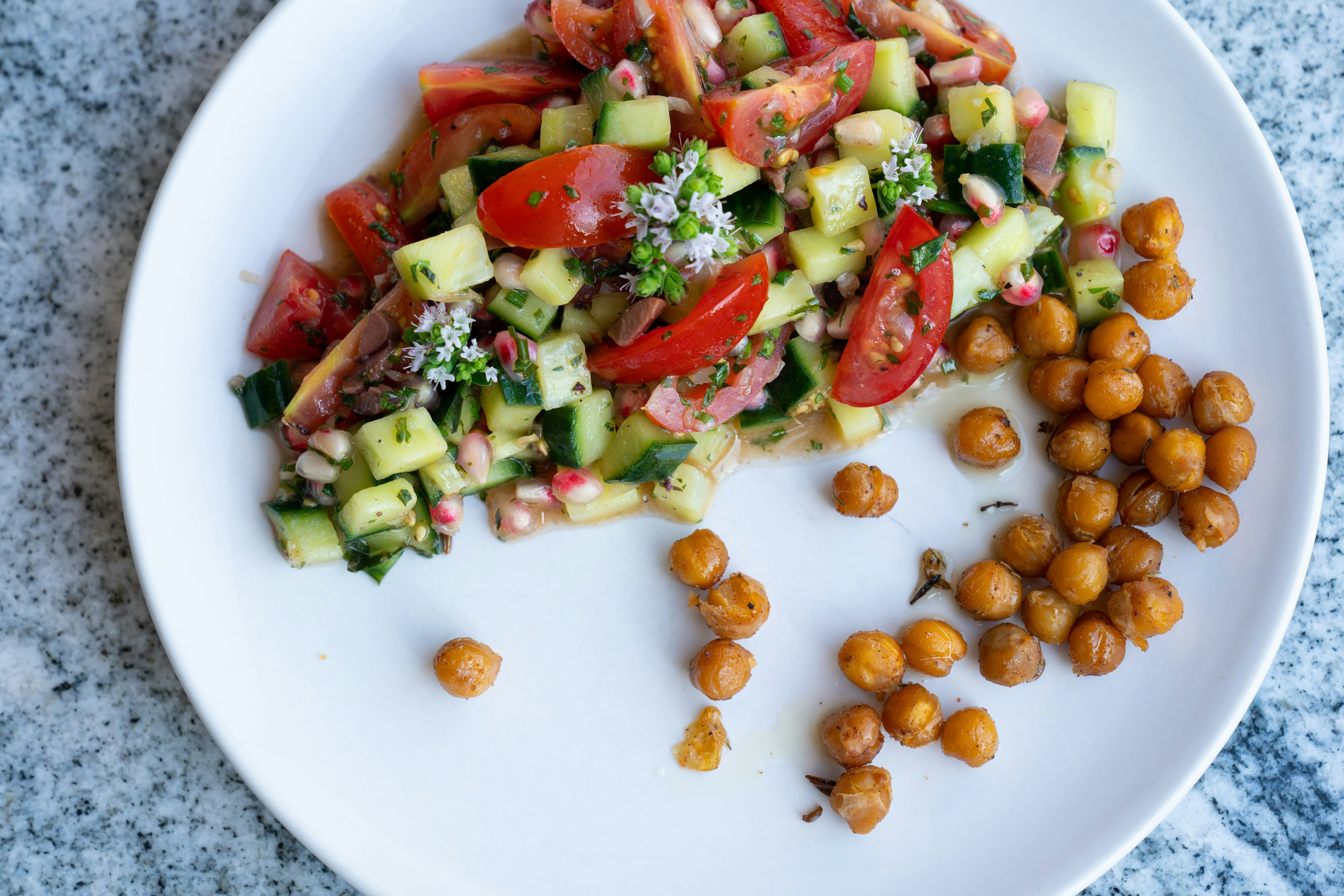 Mediterraner Gurken-Kichererbsen-Salat
